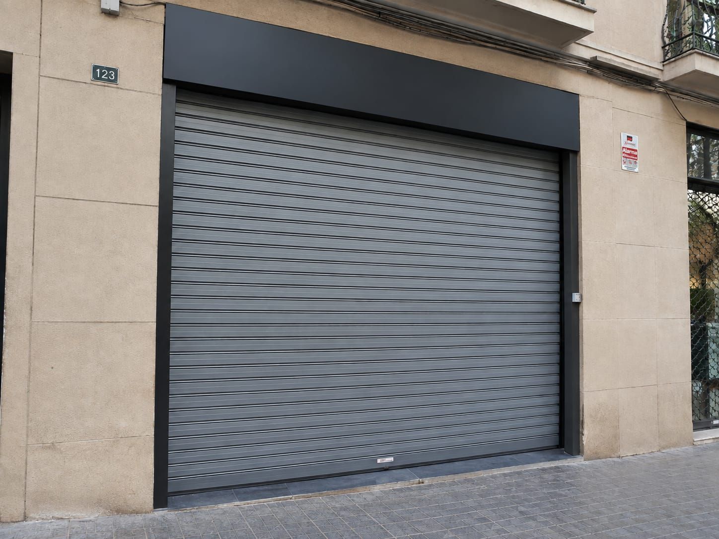 Persiana metàl·lica enrotllable tancada a la façana d'un local comercial